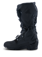 Alpinestars 2026 Tech 7 Enduro Drystar® Stiefel, Schwarz, mediale Seitenansicht mit umfassendem TPU-Schutz, Doppelgelenksystem und spezialisierten strukturierten Grip-Panels für optimale Kontrolle, wasserdichte Konstruktion für Offroad- und Enduro-Rennsport