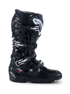 Alpinestars 2026 Tech 7 Enduro Drystar® Stiefel, schwarze Offroad-Motorradstiefel, Profilansicht mit vier silbernen Schnallenverschlüssen, robuster Dual-Compound-Enduro-Sohle und umfassendem TPU-Schutz mit matten und glänzenden schwarzen Oberflächen.