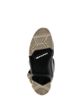 Alpinestars 2026 Tech 7 Enduro Drystar® Stiefel, Unteransicht der Dual-Compound-Sohle, beige und schwarze spezialisierte Profilstrukturen für maximalen Grip, mit weißem Alpinestars-Logo und roter Verschleißanzeige.