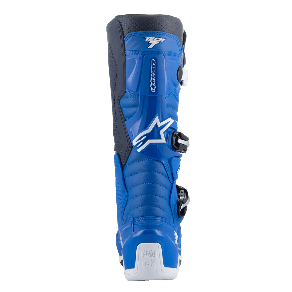 Alpinestars Tech 7 Stiefel, Motocross-Stiefel, Alpine Blue und Night Navy mit weißen Akzenten, Rückansicht mit konturiertem Wadenprotektor, weißer Fersenverstärkung mit Tech Series-Logo und Details des seitlichen Schnallenverschlusssystems.