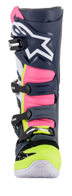 Alpinestars Tech 7 Stiefel, Motocross-Stiefel, Dunkelgrau, Dunkelblau und Pink Fluo, Rückansicht mit Fokus auf das Schnallensystem und die pinkfarbenen Akkordeon-Einsätze, leistungsstarkes Schutzdesign für den Offroad-Einsatz
