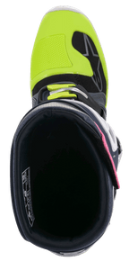 Alpinestars Tech 7 Stiefel, Motocross-Stiefel, Dunkelgrau, Dunkelblau und Pink Fluo mit leuchtend gelben Akzenten, Draufsicht mit Blick in den Innenkragen, hebt den Schnallenverschluss und die verstärkte Zehenbox hervor.