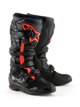 Alpinestars Tech 7 Stiefel, Motocross-Stiefel, Schwarz und Rot Fluo, mit vier schwarzen Schnallen, TPU-Schienbeinplatte und rotem Alpinestars-Sternlogo an der Seite, robustes Offroad-Design.