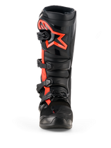 Alpinestars Tech 7 Stiefel, Motocross-Stiefel, Schwarz und Rot Fluo, Vorderansicht, mit einem großen Alpinestars-Sternlogo in Rot Fluo auf der Schienbeinplatte, Vier-Schnallen-Verschlusssystem und strapazierfähiger TPU-Konstruktion für den Offroad-Rennsport.