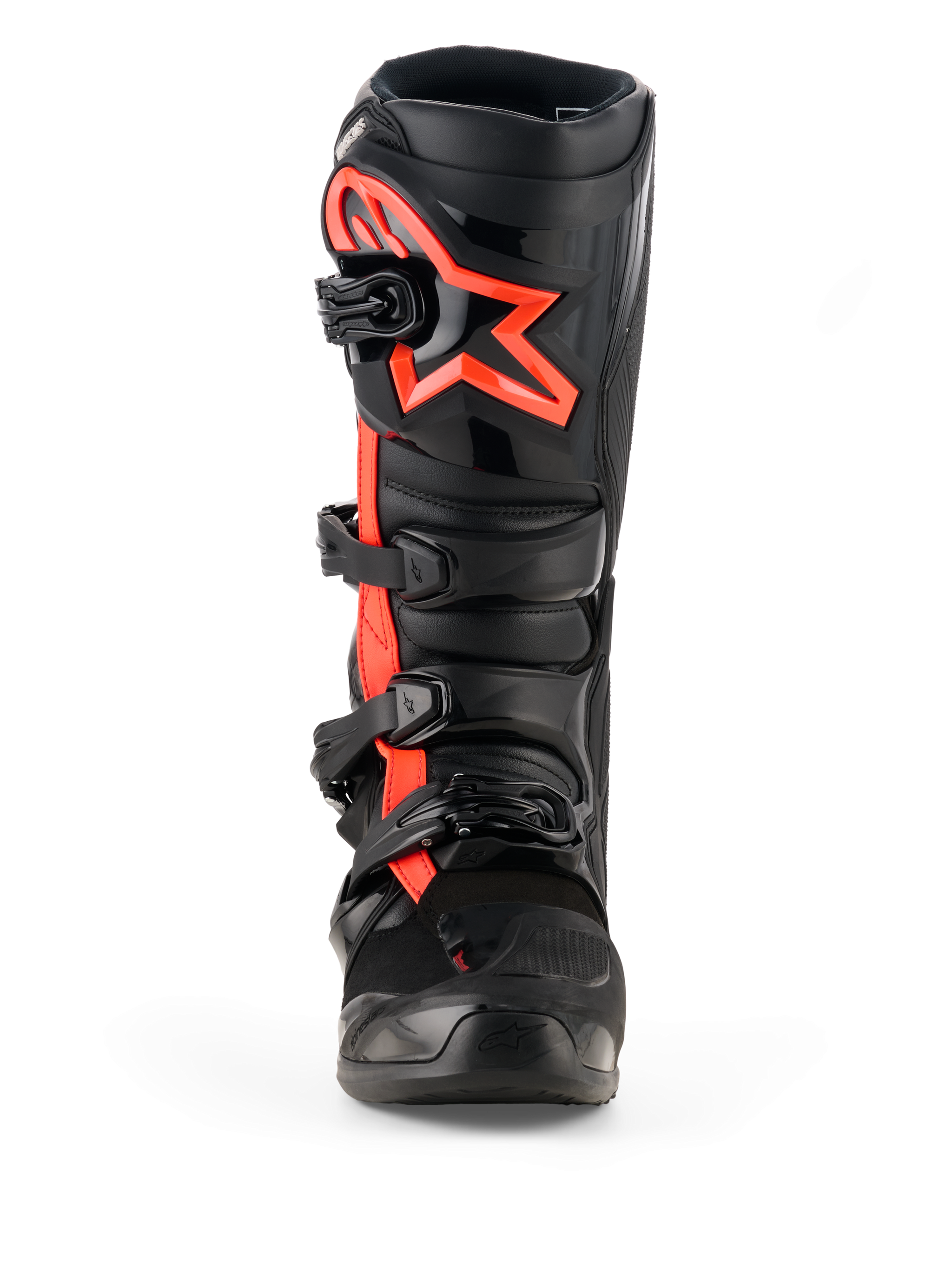 Alpinestars Tech 7 Stiefel, Motocross-Stiefel, Schwarz und Rot Fluo, Vorderansicht, mit einem großen Alpinestars-Sternlogo in Rot Fluo auf der Schienbeinplatte, Vier-Schnallen-Verschlusssystem und strapazierfähiger TPU-Konstruktion für den Offroad-Rennsport.