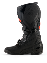 Alpinestars Tech 7 Stiefel, Motocross-Stiefel, Schwarz mit Red Fluo Akzenten, mediale Seitenansicht mit TPU-Schutzschalen, Schnallensystem und texturierten Grip-Einsätzen für Offroad-Performance