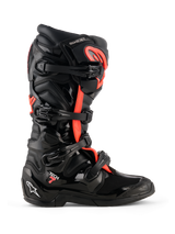 Alpinestars Tech 7 Stiefel, Motocross-Stiefel, Schwarz und Fluo-Rot, Seitenansicht, mit einem Vier-Schnallen-Verschlusssystem, TPU-Schutzschale mit „Tech 7“-Branding und weißem Astars-Logo an der Ferse, strapazierfähiges Schuhwerk für den Offroad-Rennsport.