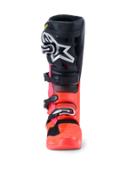 Alpinestars Tech 7 Stiefel, Motocross-Stiefel, Schwarz, Fluoreszierendes Rot und Fluoreszierendes Pink, Vorderansicht mit schwarzer Schienbeinplatte und großem weißen Astars-Logo, fluoreszierendem roten und pinken unteren Chassis sowie silbernem Schnallenverschlusssystem