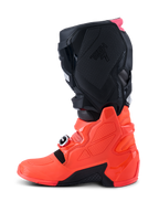 Alpinestars Tech 7 Stiefel, Motocross-Stiefel, Schwarz, Fluo-Rot und Fluo-Pink, Seitenprofil-Ansicht mit Hervorhebung der TPU-Unterschale, des Schnallenverschlusssystems und der strukturierten Schutzpanele für Offroad-Performance