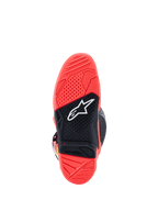 Alpinestars Tech 7 Stiefel, Ansicht der Außensohle, Leuchtendes Fluoreszierendes Rot und Schwarz, mit strukturierter Zwei-Komponenten-Gummisohle, weißem Alpinestars Stern-Logo und Verschleißindikator
