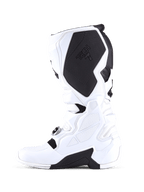 Alpinestars Tech 7 Stiefel, Motocross-Stiefel, Weiß und Schwarz, mediales Seitenprofil mit einem großen schwarzen schützenden Waden-Innenpanel mit Tech 7-Branding, weißer TPU-Konstruktion und strukturierten Griffoberflächen.