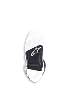 Alpinestars Tech 7 Stiefel, Motocross-Stiefel, Weiß und Schwarz, Unteransicht der austauschbaren Zwei-Komponenten-vulkanisierten Gummisohle mit schwarzem Mitteleinsatz, Alpinestars-Logo und rotem Verschleißanzeiger.