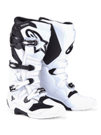 Alpinestars Tech 7 Stiefel, Motocross-Stiefel, Weiß und Schwarz, mit einem Vier-Schnallen-Verschlusssystem mit silbernen und schwarzen Verschlüssen, markantem Alpinestars-Logo auf dem Schienbein und verstärkten TPU-Panelen für Offroad-Schutz.