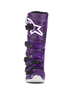 Alpinestars Tech 7 Stiefel, lilane Motocross-Stiefel, Vorderansicht, mit vier schwarzen Schnallen, weißes Alpinestars-Logo auf der Schienbeinplatte, strapazierfähige TPU-Schale und Synthetikkonstruktion für Offroad-Schutz