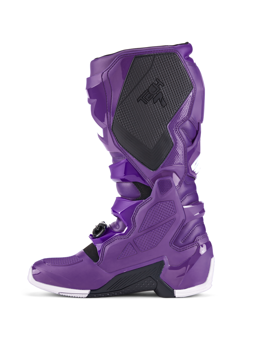 Alpinestars Tech 7 Stiefel, lila Motocross-Stiefel, Seitenansicht mit schwarzem, strukturiertem Wadenschutz und TECH 7-Branding, lila TPU-Schale, sicheres Schnallensystem und weiße Akzente an der Sohle, spezialisiertes Schuhwerk für den Offroad-Rennsport