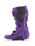 Alpinestars Tech 7 Stiefel, lila Motocross-Stiefel, Seitenansicht mit schwarzem, strukturiertem Wadenschutz und TECH 7-Branding, lila TPU-Schale, sicheres Schnallensystem und weiße Akzente an der Sohle, spezialisiertes Schuhwerk für den Offroad-Rennsport