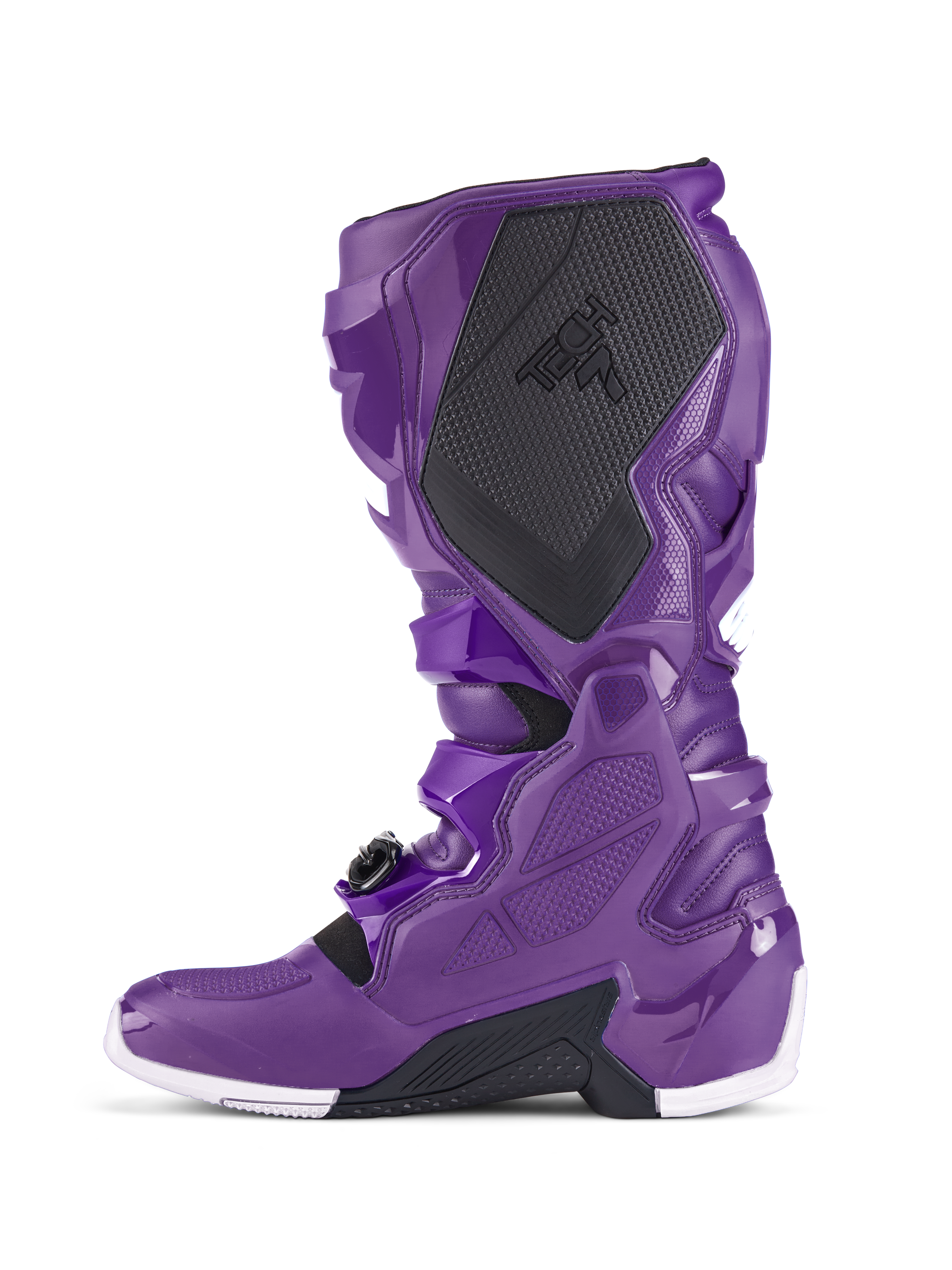 Alpinestars Tech 7 Stiefel, lila Motocross-Stiefel, Seitenansicht mit schwarzem, strukturiertem Wadenschutz und TECH 7-Branding, lila TPU-Schale, sicheres Schnallensystem und weiße Akzente an der Sohle, spezialisiertes Schuhwerk für den Offroad-Rennsport