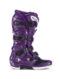 Alpinestars Tech 7 Stiefel, Motocross-Offroad-Stiefel, Glänzendes Lila mit schwarzen Schnallen und weißen Akzenten, Seitenansicht, Vier-Schnallen-Verschlusssystem, weißes Stern-Logo an Ferse und Schienbein, strapazierfähige TPU-Konstruktion für Offroad-Performance