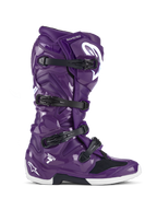Alpinestars Tech 7 Stiefel, Motocross-Offroad-Stiefel, Glänzendes Lila mit schwarzen Schnallen und weißen Akzenten, Seitenansicht, Vier-Schnallen-Verschlusssystem, weißes Stern-Logo an Ferse und Schienbein, strapazierfähige TPU-Konstruktion für Offroad-Performance