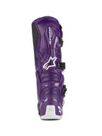 Alpinestars Tech 7 Stiefel, Motocross-Stiefel, Lila, Rückansicht mit weißem Alpinestars-Logo und Tech-Series-Branding an der Ferse, schwarze Schnallenverschlüsse, strapazierfähige TPU- und Synthetikkonstruktion für Offroad-Rennsport