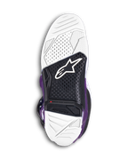 Alpinestars Tech 7 Stiefel, lila Motocross-Stiefel, Ansicht der Untersohle mit weißem und schwarzem vulkanisiertem Zweikomponenten-Gummi, Alpinestars-Logo und sichtbarem rotem Verschleißanzeiger für Offroad-Performance.