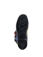 Alpinestars Tech 3 Stiefel, Motocross-Stiefel, Hellrot, Dunkelblau und Leuchtgelb, Detailansicht der schwarzen, griffigen Gummiaußensohle mit strukturierten Profilmustern und geprägtem Alpinestars-Logo für verbesserte Kontrolle auf den Fußrasten.