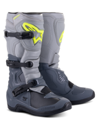 Alpinestars Tech 3 Stiefel, Motocross-Stiefel, Dunkelgrau, Hellgrau und Schwarz, mit markantem neongelbem Alpinestars-Logo, Drei-Schnallen-Verschlusssystem und verstärkten Schutzpaneelen für Offroad-Performance.