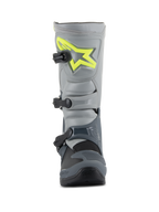 Alpinestars Tech 3 Stiefel, Motocross-Stiefel, Dunkelgrau, Hellgrau und Schwarz, Vorderansicht mit leuchtend gelbem Logo auf der Schienbeinplatte, drei schwarzen Polymerschnallen und strapazierfähiger TPU-Schale für Offroad-Rennsport