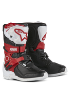 Alpinestars Kids Tech 3S Stiefel, Motocross-Stiefel, Weiß, Schwarz und Hellrot, mit schützenden TPU-Schienbeinplatten, roten Riemen mit Alpinestars-Branding, Schnallenverschluss und strapazierfähigen weißen Außensohlen.