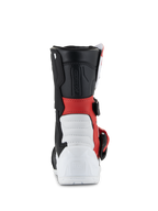 Alpinestars Kids Tech 3S Stiefel, Motocross-Stiefel, Weiß, Schwarz und leuchtendes Rot, Rückansicht mit weißer verstärkter Ferse mit geprägtem Tech Series-Logo, rotem Mittelabschnitt, schwarzer oberer Manschette und seitlichem Schnallendetail, schützendes Offroad-Schuhwerk