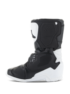 Alpinestars Kids Tech 3S Stiefel, Motocross-Stiefel, Weiß und Schwarz, Seitenansicht mit Fokus auf TPU-Schutzplatten, robuster Mikrofaser-Konstruktion und Multi-Panel-Design für junge Motocross-Fahrer.