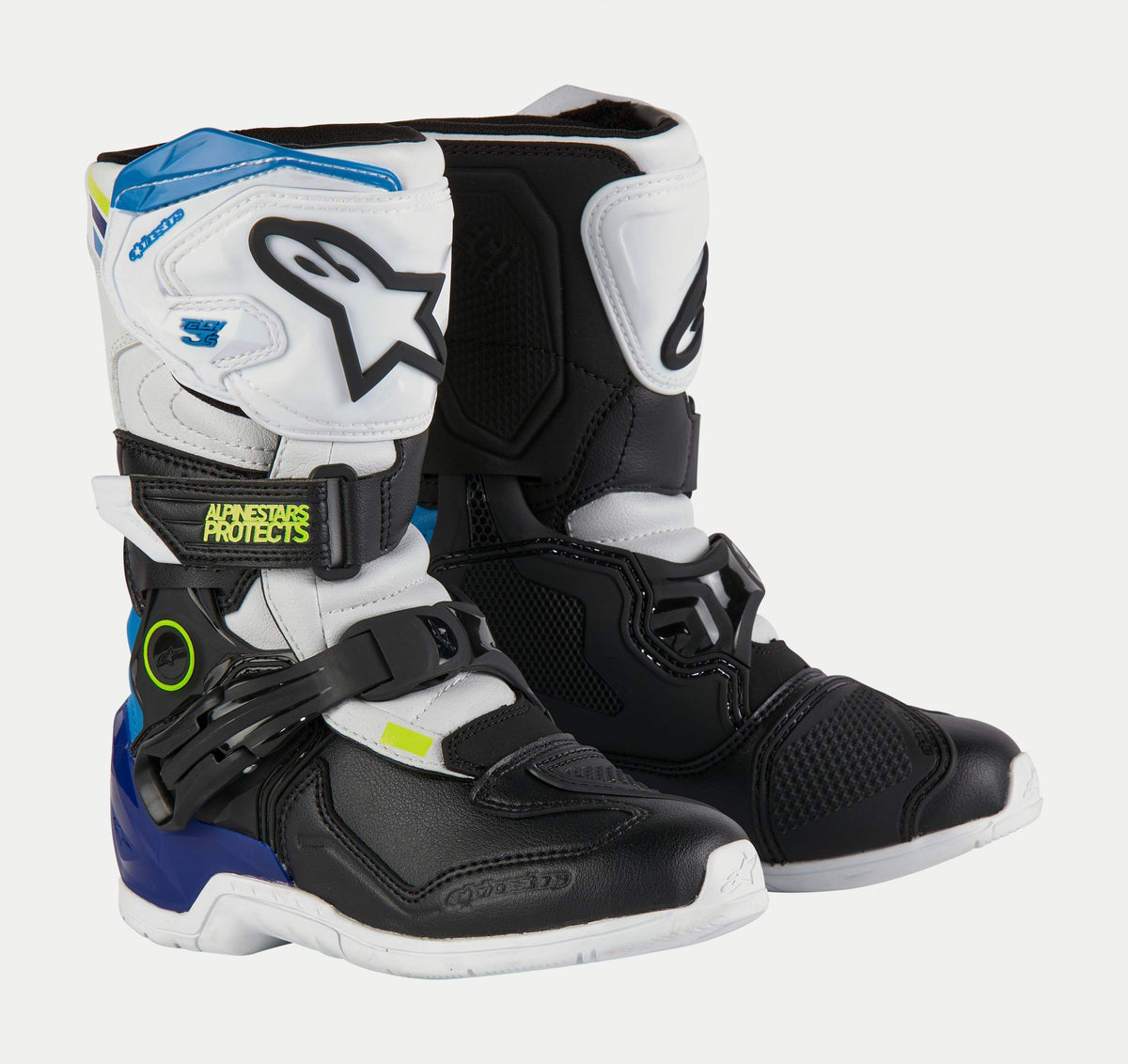 Alpinestars Tech 3S Kinderstiefel, Jugend-Motocross-Stiefel, Weiß, Schwarz und Emaille-Blau, mit weißen und schwarzen Schutzpaneelen, blauen Akzenten an der Ferse und oben, neongelbem Branding und einem sicheren Schnallenverschluss-System.