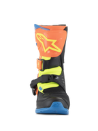 Alpinestars Kids Tech 3S Boots, Motocross-Stiefel, Orange Fluo, Enamel Blue und Yellow Fluo, Vorderansicht mit orangefarbener Schienbeinplatte und gelbem Stern-Logo, schwarze Schnallenverschlüsse und blaue Sohle, schützendes Offroad-Schuhwerk für junge Fahrer