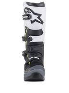 Alpinestars Tech 5 Stiefel, Motocross-Stiefel, Schwarz, Dunkelgrau und Weiß, Vorderansicht mit einem Multi-Schnallen-Verschlusssystem, weißes oberes Panel mit schwarzem Astars-Logo, dunkelgrau verstärkter Zehenbereich und dezente gelbe Akzente