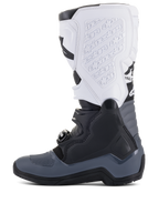Alpinestars Tech 5 Stiefel, Motocross-Stiefel, Schwarz, Dunkelgrau und Weiß, Seitenansicht mit mehreren Schnallenverschlüssen, geprägtem Branding auf der weißen Schienbeinplatte und strapazierfähiger Konstruktion für Offroad-Performance