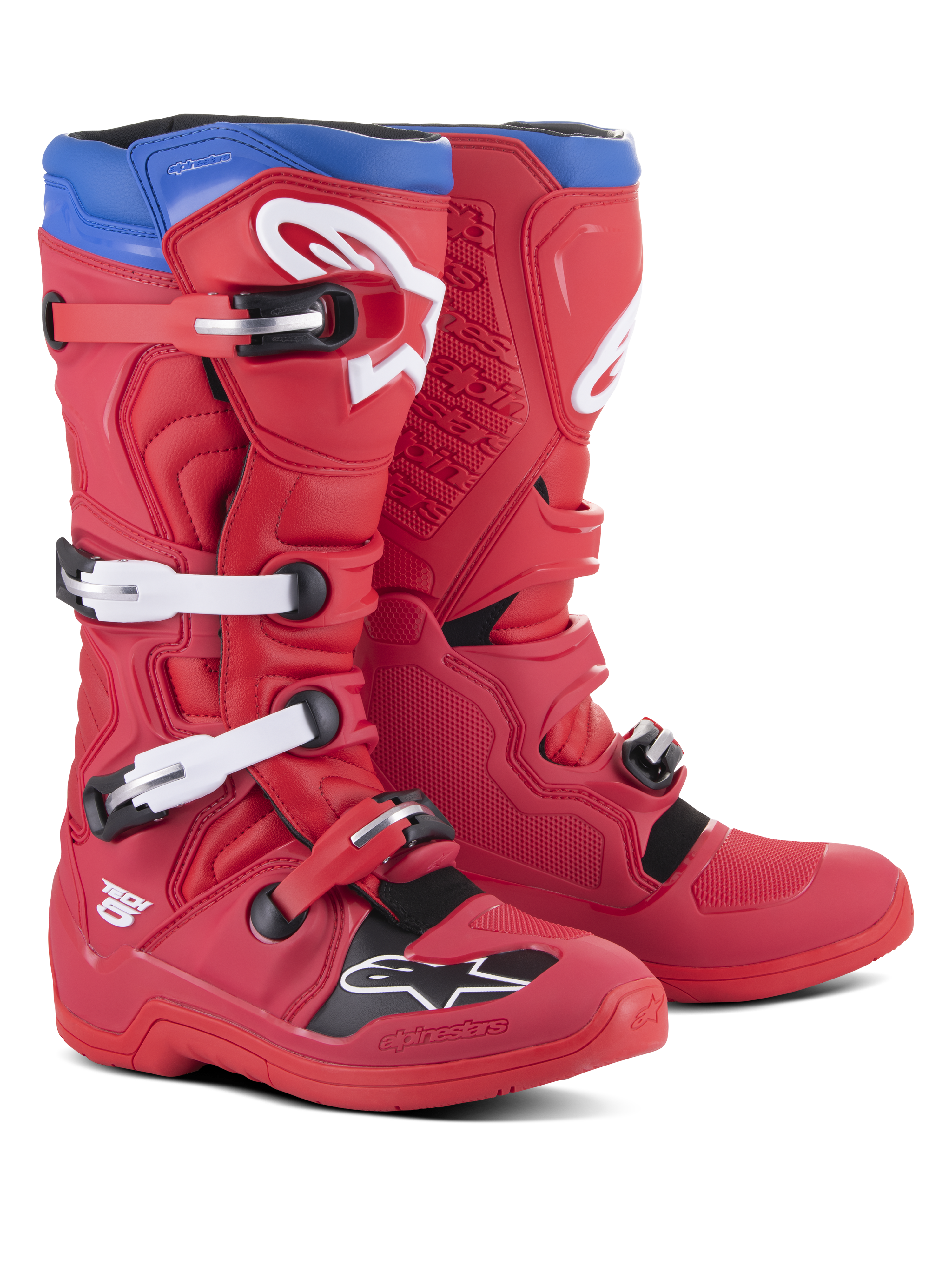 Alpinestars Tech 5 Stiefel, Motocross-Stiefel, Hellrot und Alpine Blue, mit vier weißen verstellbaren Schnallen, weißem Alpinestars-Logo auf dem Schienbein und im Zehenbereich, blauem Abschlussrand und schwarzen Schutzpaneelen, entwickelt für Offroad-Performance und Langlebigkeit.