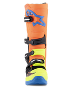 Alpinestars Tech 5 Stiefel, Motocross-Stiefel, Fluo-Orange, Enamel-Blau und Fluo-Gelb, Vorderansicht mit dem Vier-Schnallen-Verschlusssystem, blaues Alpinestars-Logo auf dem Schienbein und neongelbe Akzente an der Zehenpartie und den Schnallen.