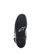 Alpinestars Youth Tech 7S Stiefel, Ansicht der Sohle, schwarzer Gummi mit strukturiertem Profilmuster und weißem Alpinestars-Logo, langlebige Verbundkonstruktion für Jugend-Motocross.