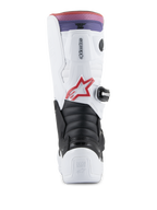 Alpinestars Youth Tech 7S Stiefel, Motocross-Stiefel, Weiß, Schwarz und Regenbogenfarben, Rückansicht mit Fersen- und Wadenschutz, schwarze Akkordeon-Flexzone, rotes Stern-Logo und ein pink-violettes Verlaufsband am oberen Rand