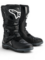 Alpinestars Corozal V2 Adventure Drystar® Stiefel, schwarze wasserdichte Adventure-Motorradstiefel mit TPU-Schienbeinplatten, seitlichem Knöchelschutz, verstellbaren Schnallen und geländetauglichen Sohlen, Paaransicht.
