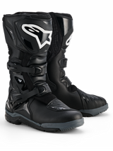 Alpinestars Corozal V2 Adventure Drystar® Stiefel, schwarze Motorradstiefel, hohes Adventure-Design mit Zwei-Schnallen-Verschlusssystem, weißes Alpinestars-Logo auf der Schienbeinplatte, robuste All-Terrain-Sohle für Offroad- und Touren-Performance