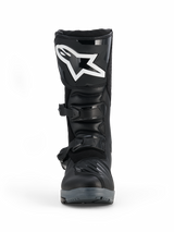 Alpinestars Corozal V2 Adventure Drystar® Stiefel, Schwarz, Vorderansicht mit großem weißem Alpinestars-Logo auf der Schienbeinplatte, dualem Schnallenverschlusssystem und robustem Schutzdesign für Adventure-Fahrten.