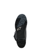 Alpinestars Corozal V2 Adventure Drystar® Stiefel, Nahaufnahme der schwarzen Außensohle eines Motorrad-Adventure-Stiefels mit geländetauglichem Gummiprofil und Alpinestars-Logo