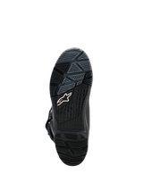 Alpinestars Corozal V2 Adventure Drystar® Stiefel, Schwarz, Sohlenansicht der vulkanisierten All-Terrain-Gummiaußensohle mit strukturiertem Grip-Muster und weißem Alpinestars-Logo.