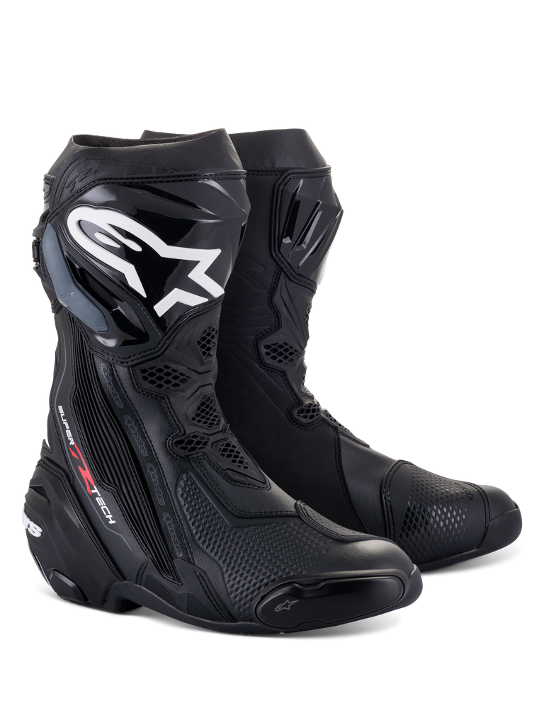 Alpinestars Supertech R Stiefel, Hochleistungs-Rennmotorradstiefel, Schwarz, mit markantem weißen Astar-Logo auf der Schienbeinplatte, rotem Supertech R-Branding und fortschrittlichen TPU-Schutzpaneelen mit technischen Mesh-Texturen.