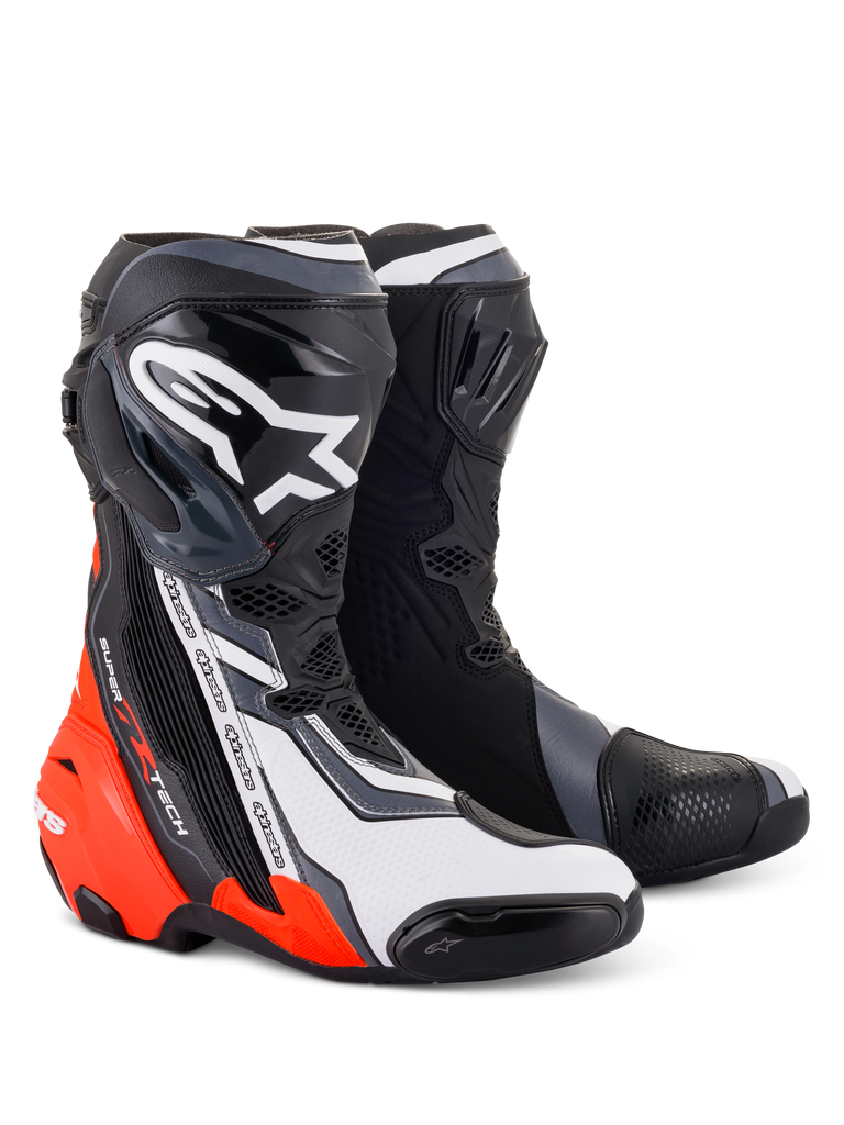 Alpinestars Supertech R Stiefel, Hochleistungs-Motorradrennstiefel, Schwarz, Rot Fluo, Weiß und Grau, mit einem markanten weißen Astar-Logo auf der Schienbeinplatte, sich wiederholendem „alpinestars“-Schriftzug an der Seite und leuchtend fluoreszierenden roten Akzenten an der Ferse und der unteren Seite.