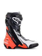 Alpinestars Supertech R Stiefel, Hochleistungs-Rennmotorradstiefel, Schwarz, Rot Fluo, Weiß und Grau, Profilansicht mit TPU-Schienbeinplatte und Zehenschleifer, aerodynamisches Design mit markantem Branding für Rennstrecke und Straße.