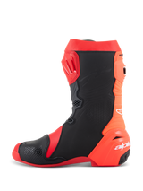 Alpinestars Supertech R Stiefel, professionelle Motorrad-Rennstiefel, Hellrot und Rot Fluo mit schwarzen Einsätzen, Seitenprofil mit TPU-Schienbeinplatte, flexiblem hinterem Akkordeon-Design und weißem Alpinestars-Logo an der Ferse