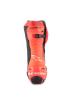 Alpinestars Supertech R Stiefel, Motorrad-Rennstiefel, Hellrot und Rot Fluo, Rückansicht mit Fersenschutz, weißem Branding, schwarzen Akzenten und mikroverstellbarem Ratschenverschluss an der Wade.