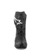 Alpinestars Supertech R Vented Stiefel, Motorrad-Rennstiefel, Schwarz und Weiß, Vorderansicht mit perforierter Mikrofaser-Konstruktion, weißes Alpinestars-Logo auf der Schienbeinplatte und robuster TPU-Schutz